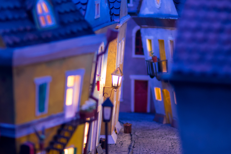 Illustration for article titled El plató más complejo que verás hoy es una ciudad en miniatura creada para una serie protagonizada por hamsters